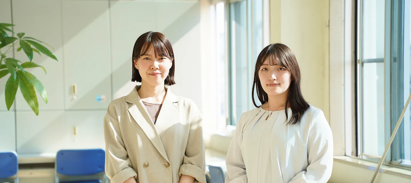 オフィスに立つ2人の社員