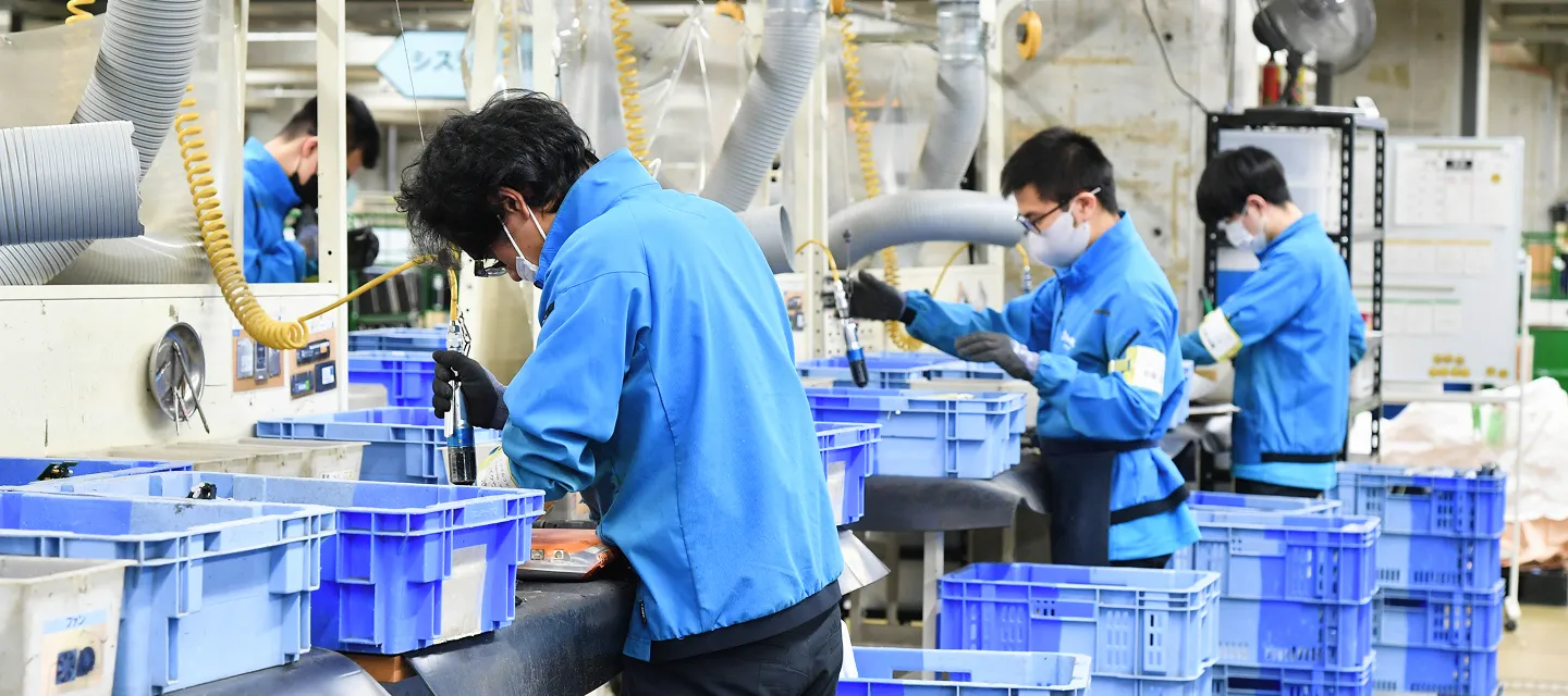 小型家電リサイクル事業の作業風景