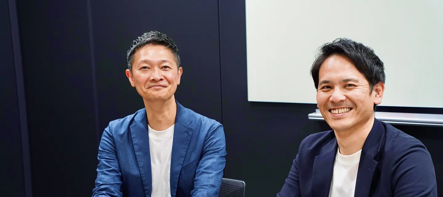 対談する2人の社員