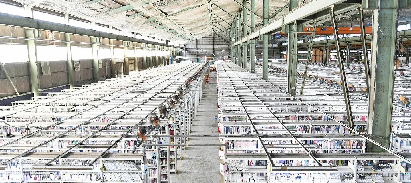 大量の書籍が並ぶリユース倉庫