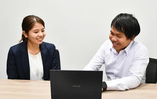 外国人材事業(ASEAN)で打ち合わせをするスタッフ