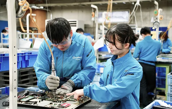 小型家電リサイクル事業で家電を分解するスタッフ