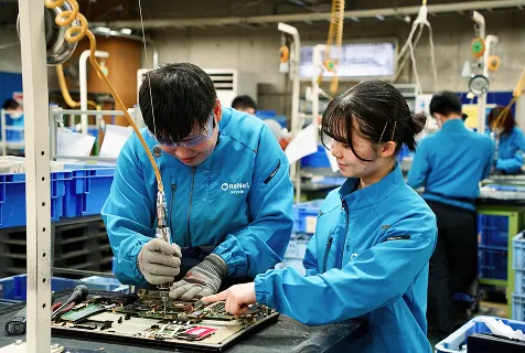 小型家電を分解する2人の社員