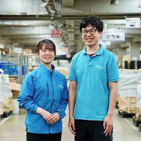 倉庫に立つ2人の社員