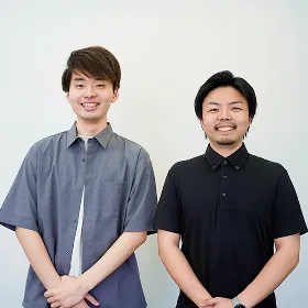 並んで立つ2人の社員